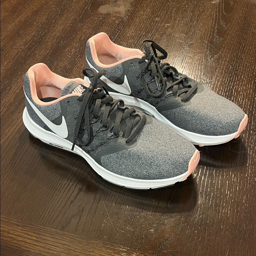 Nike Women's Black and Pink Athletic Shoes
